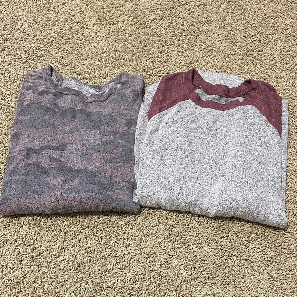 American Eagle Outfitters Mauve & Charcoal Camo Crewneck